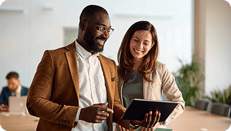 Equipe analisando informações em um tablet durante uma reunião