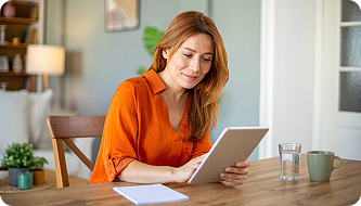 Profissional usando um tablet em uma mesa de trabalho
