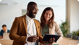 Equipe analisando informações em um tablet durante uma reunião